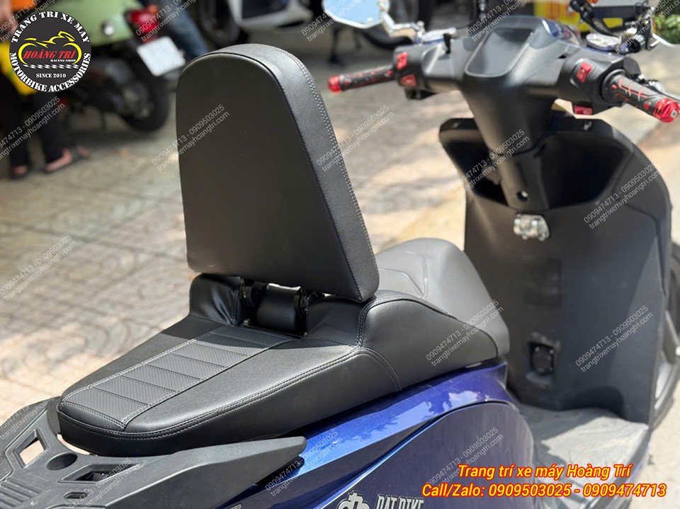 Mặt sau tựa lưng Dat Bike Quantum được bọc da liền lạc, kết nối gọn với phần yên sau