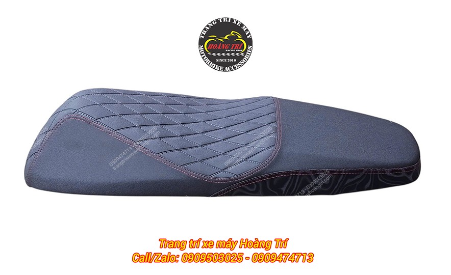 Góc ngang yên Caro-02 Dat Bike Quantum cho thấy dáng yên thon gọn cùng đường chỉ đỏ nổi bật
