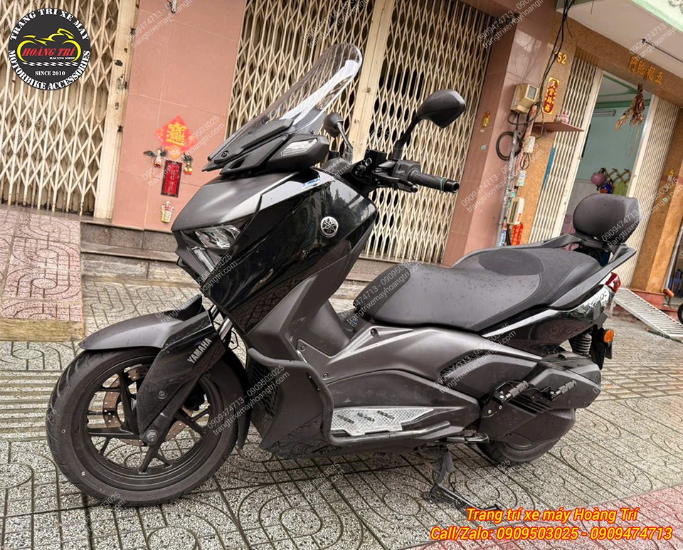 Toàn cảnh XMAX 300 sau khi độ gác chân phụ HTR, bổ sung thêm tựa lưng phía sau