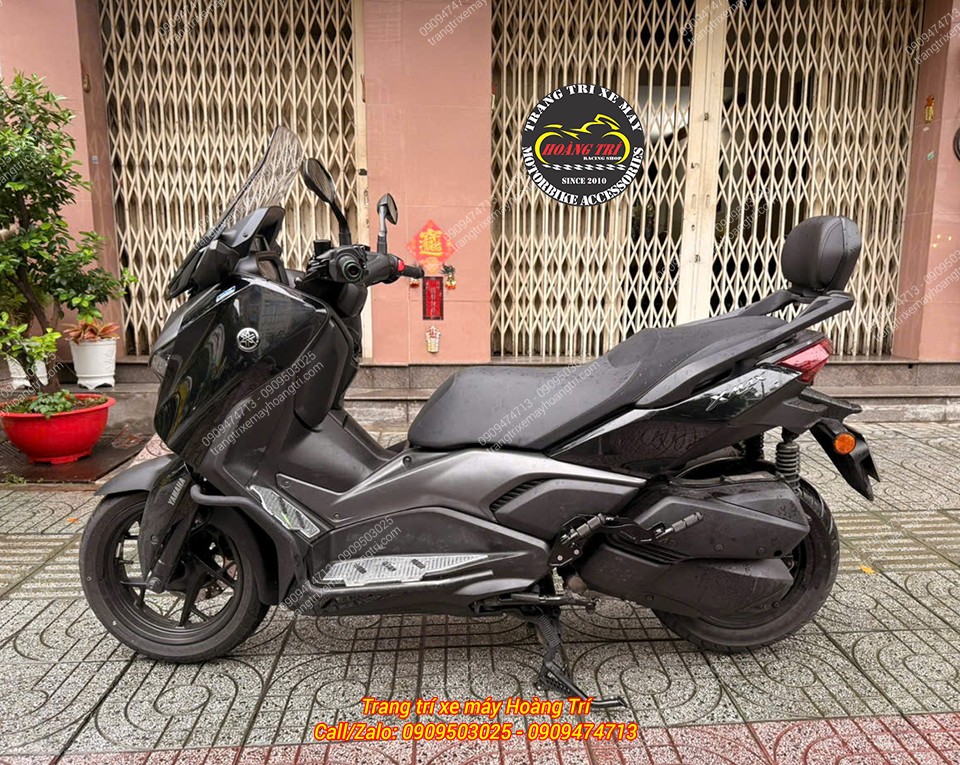 Nhìn ngang XMAX 300, bộ gác chân phụ HTR tạo điểm nhấn thể thao cho thân xe
