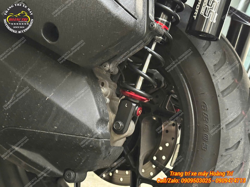 Phuộc YSS G-Sport XMAX 300 được lắp chắc chắn bên trái, hoàn thiện dàn chân sau thể thao