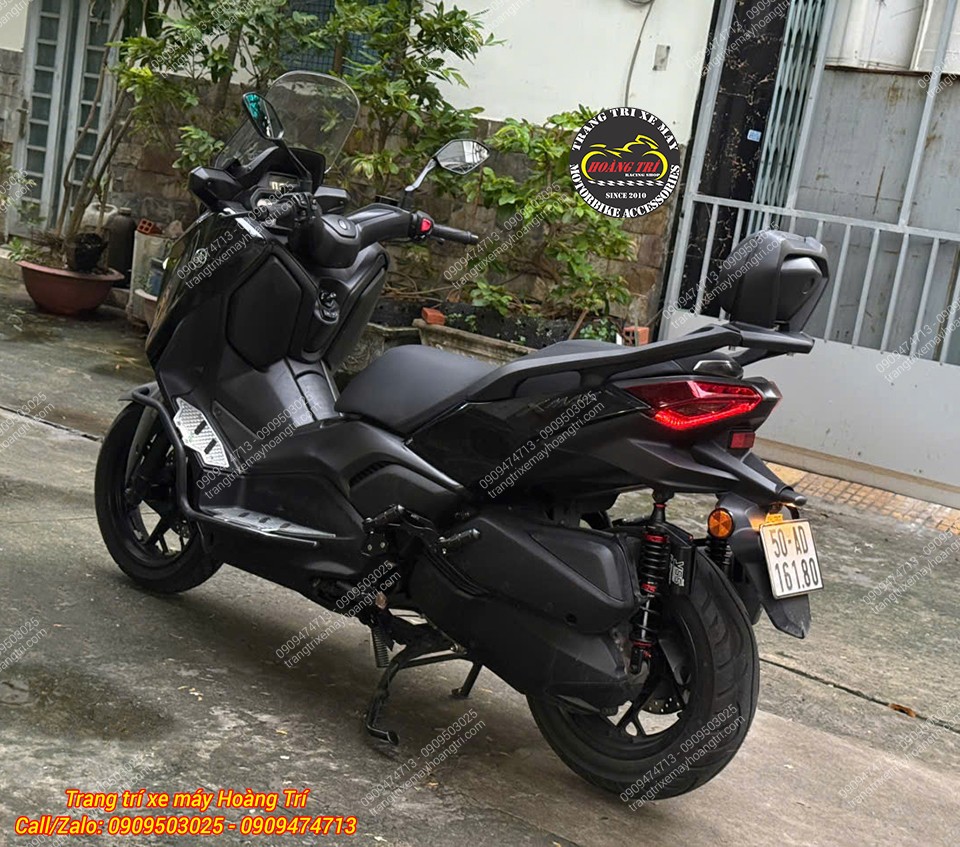 Bộ đôi phuộc và tựa lưng mang đến tổng thể phía sau trở nên nổi bật hơn