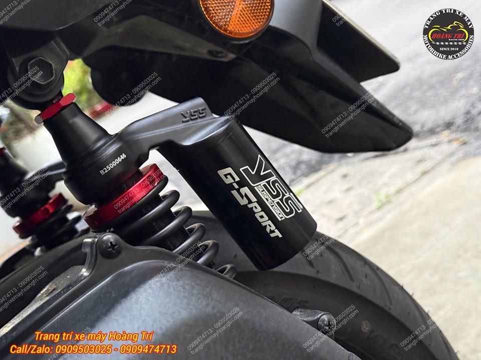 Bình dầu YSS G-Sport thiết kế liền phuộc, nổi bật với tông đen mạnh mẽ trên XMAX 300