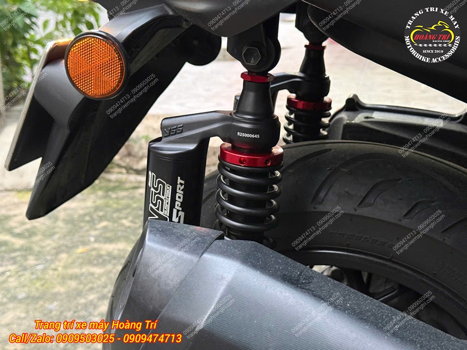 Cặp phuộc YSS G-Sport bình dầu được trang bị cân đối hai bên bánh sau XMAX 300