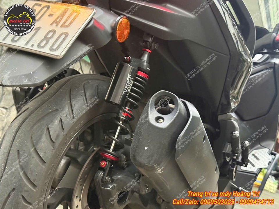 Toàn bộ phuộc YSS G-Sport hiện rõ bên bánh sau, tạo diện mạo cứng cáp cho XMAX 300