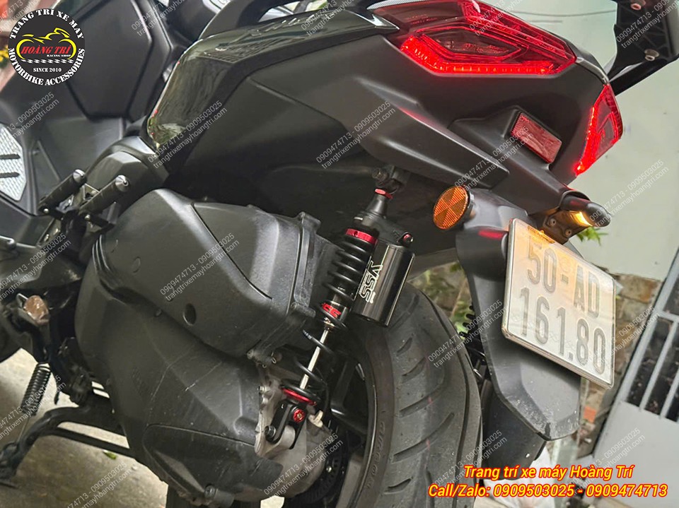 Góc sau XMAX 300 cho thấy phuộc YSS G-Sport phối hài hòa cùng dàn áo đen