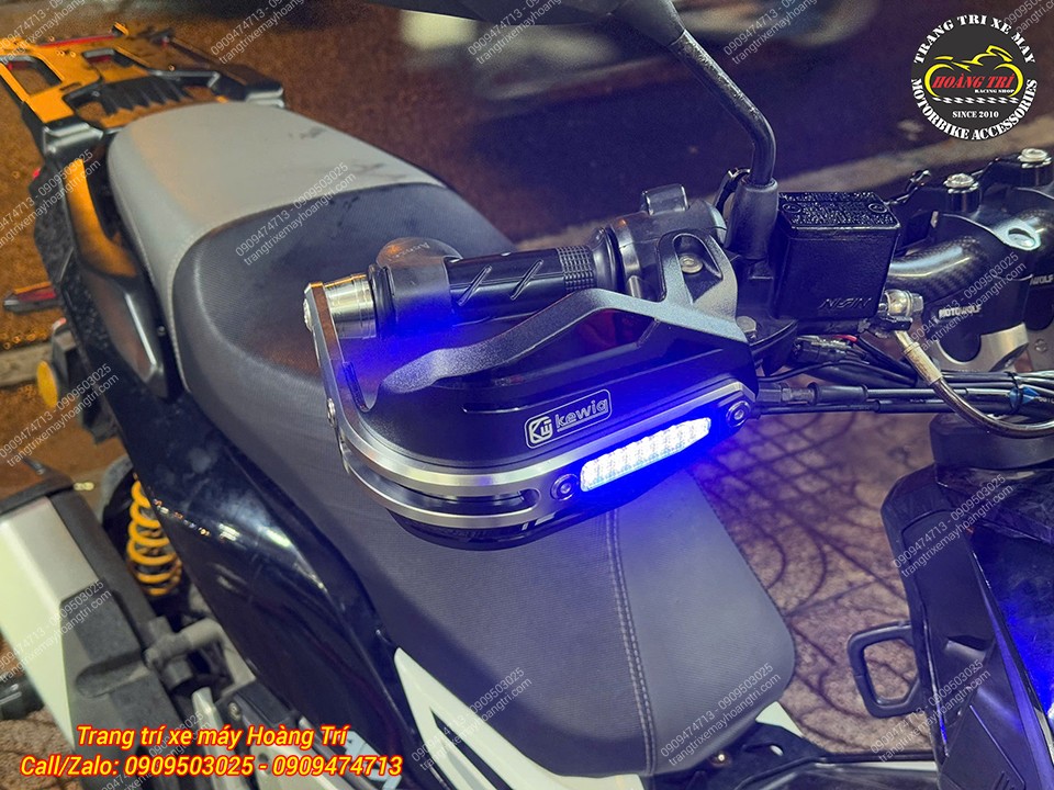 Một phụ kiện xịn sò dành cho anh em dạo phố vào buổi tối cực nổi bật và thu hút