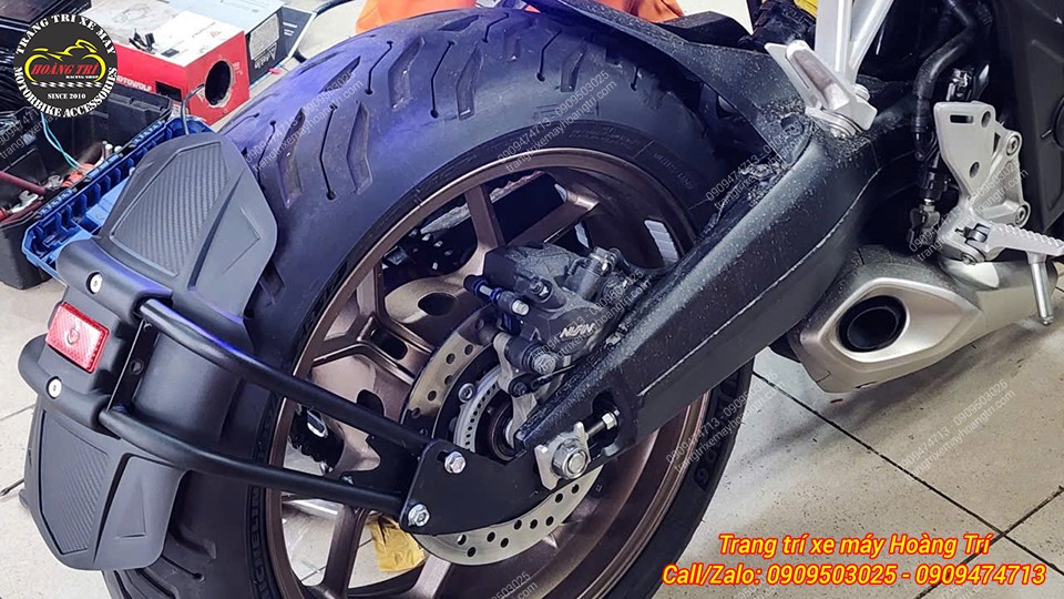 Cận cảnh chắn bùn KTM lắp trên CB650R, thiết kế ôm bánh sau và lắp đặt chắc chắn