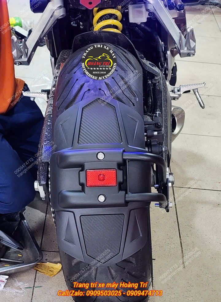 Góc nhìn từ trên cho thấy chắn bùn KTM ôm trọn bánh sau CB650R khá gọn gàng