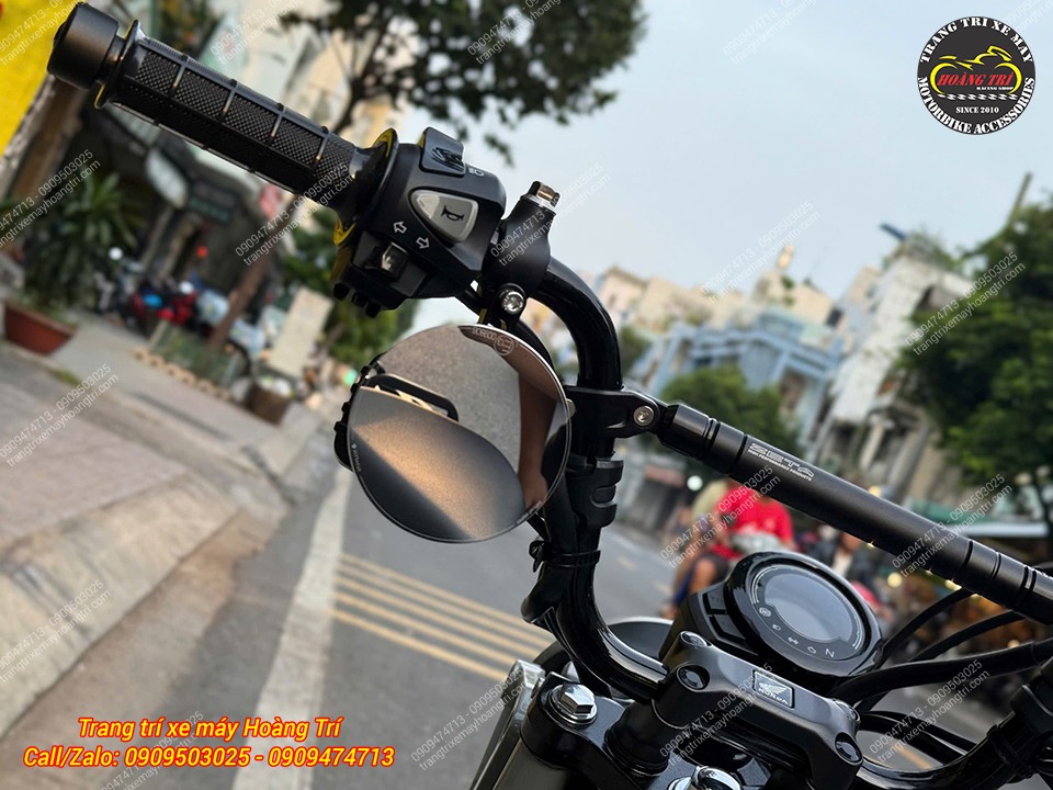 Cận cảnh kính Motogadget Street-5010 thiết kế tròn tinh tế, bố trí gọn tại ghi đông xe