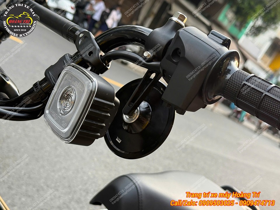 Mặt sau kính Street-5010 hoàn thiện đơn giản, vị trí lắp thấp giúp tay lái CT 125 khác biệt