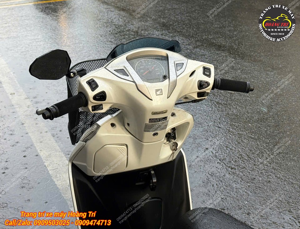 Từ vị trí người lái, kính chắn gió Exciter 2010 nằm gọn phía trên cụm đèn