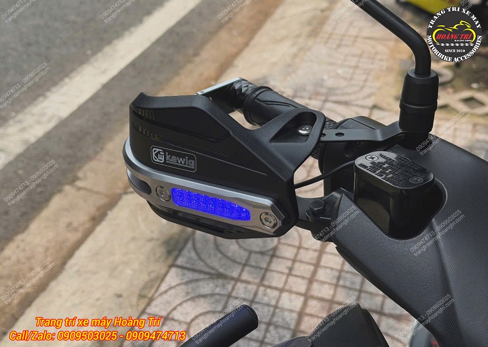 Cận cảnh bảo vệ tay lái Kewig trên Lexi 155, tạo điểm nhấn với dải LED xanh nổi bật