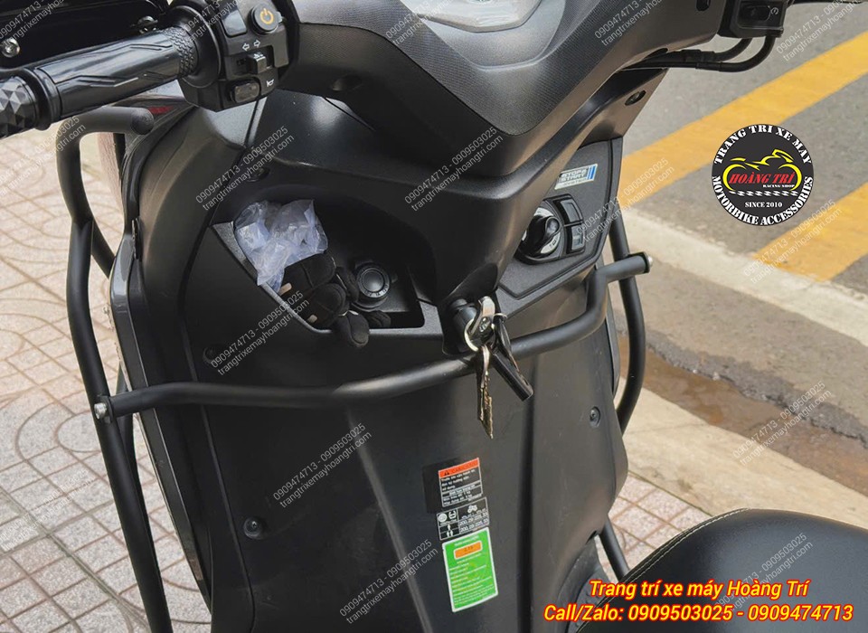 Khung chống đổ HTR Lexi 155 ôm sát yếm trước khu vực ổ khóa, kết cấu chắc chắn