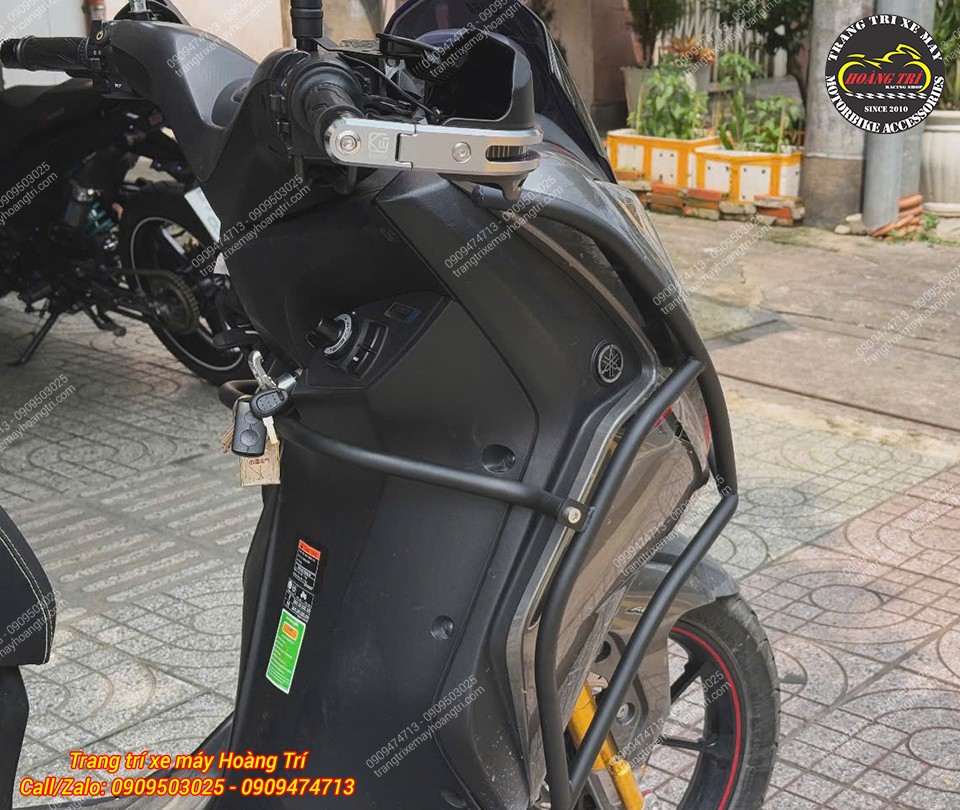 Khung bảo vệ đen đồng bộ màu sắc với Yamaha Lexi 155, trông xe thêm cứng cáp