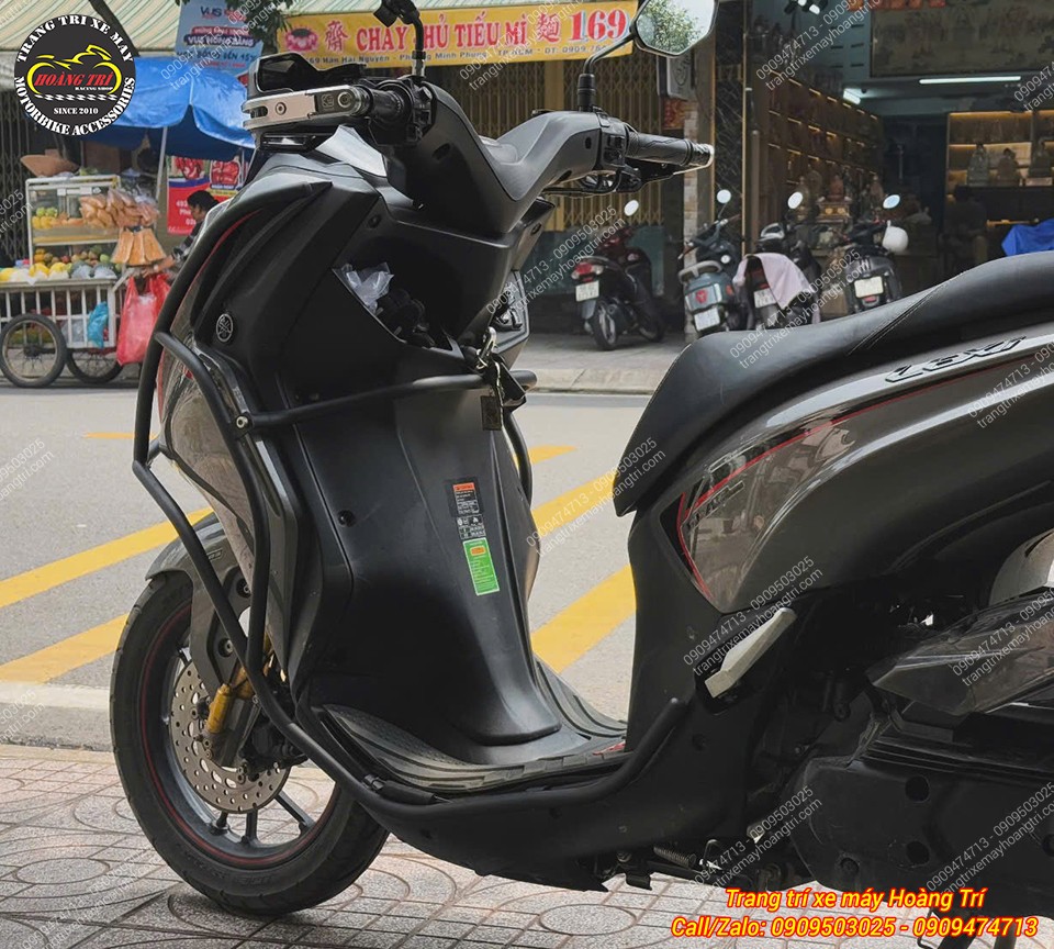 Khung chống đổ Lexi 155 kéo dài xuống khu vực sàn, hỗ trợ bảo vệ thân xe