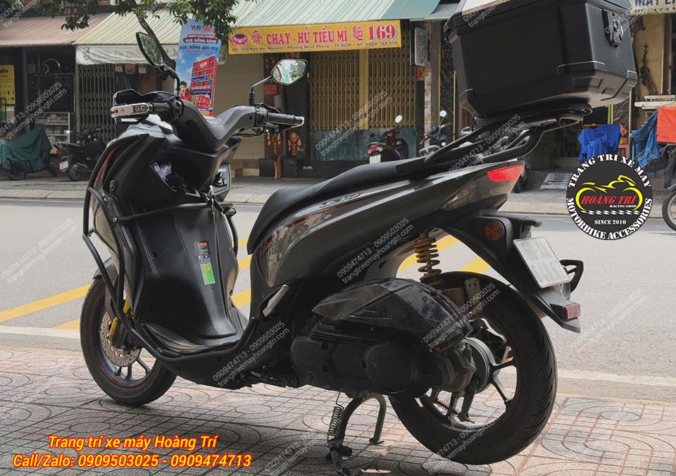 Yamaha Lexi 155 trở nên mạnh mẽ hơn khi được trang bị bộ khung bảo vệ HTR đen