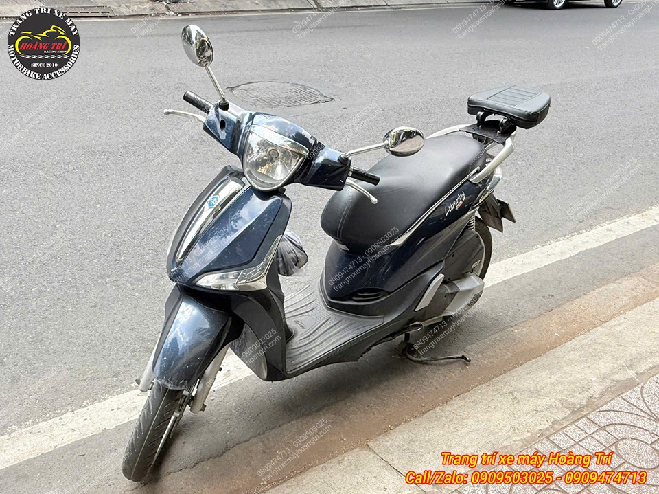 Tựa lưng gập ngang trên Piaggio Liberty giúp duy trì vẻ thanh lịch, hài hòa với tổng thể xe