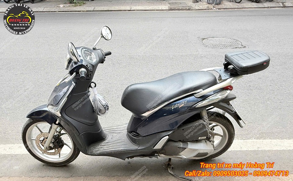 Piaggio Liberty xanh đen sau khi nâng cấp tựa lưng, tích hợp khả năng bật gấp linh hoạt