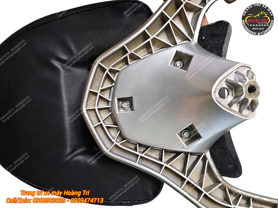 Mặt dưới cản sau zin cho thấy các vị trí bắt ốc cố định tựa lưng Piaggio Liberty