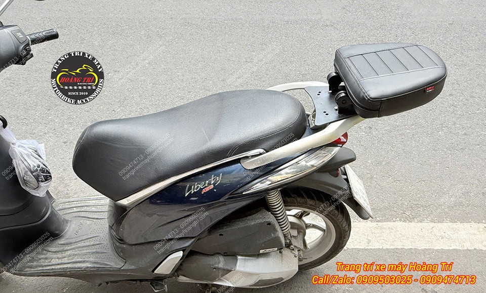 Nhìn nghiêng Piaggio Liberty khi tựa lưng gập xuống, phần đuôi xe trông gọn gàng hơn