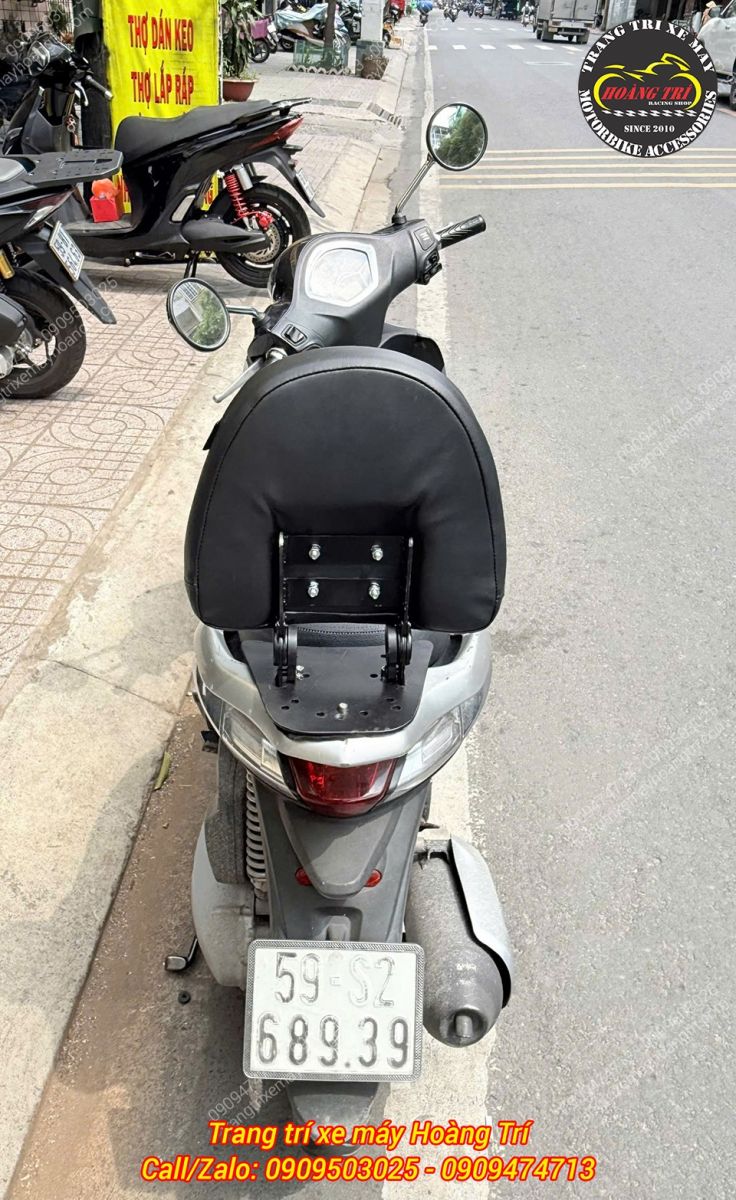 Quan sát phía sau tựa lưng Liberty thấy rõ pát liên kết và bản lề gập chắc chắn