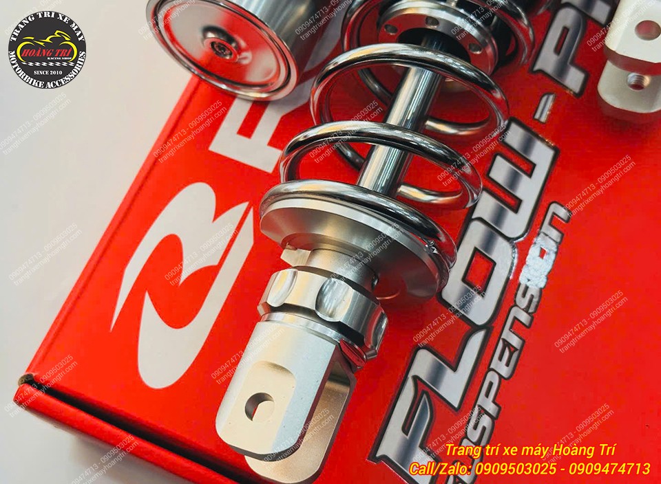 Cận cảnh chân phuộc RCB Flow Pro Chrome với chi tiết sáng bóng, nổi bật cực cuốn hút