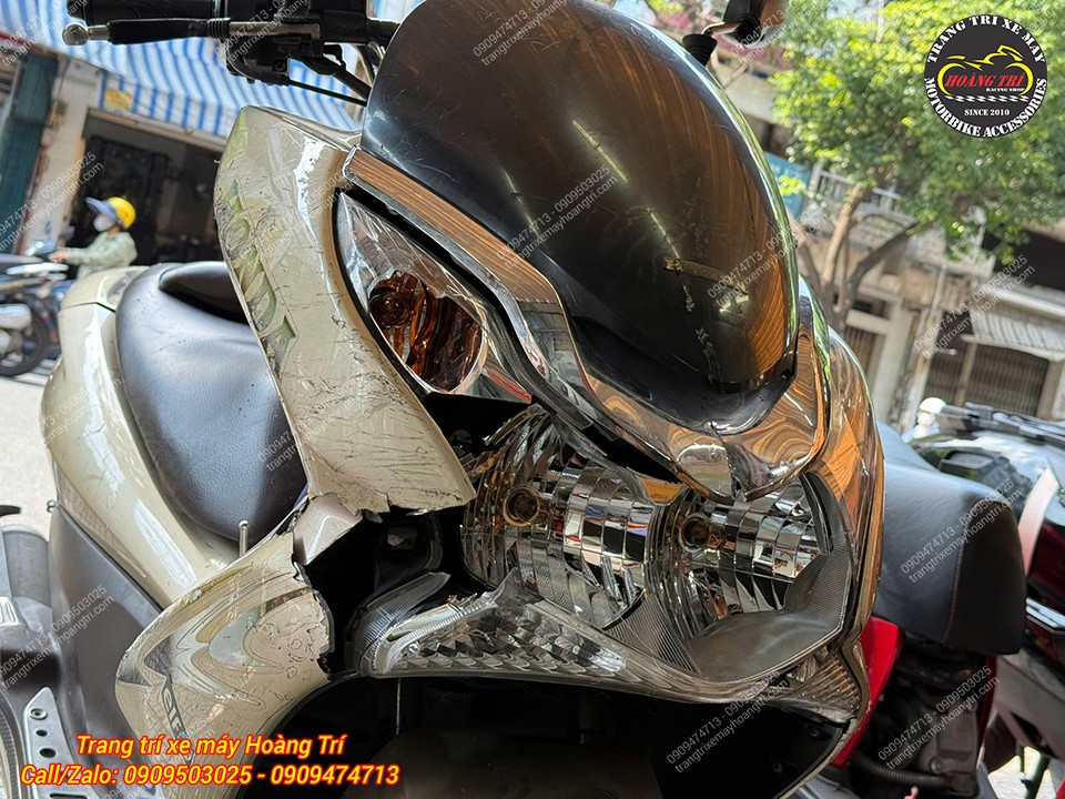 Dàn đầu PCX 2010-2012 xuống cấp rõ, cụm đèn pha hư hỏng cần được thay thế