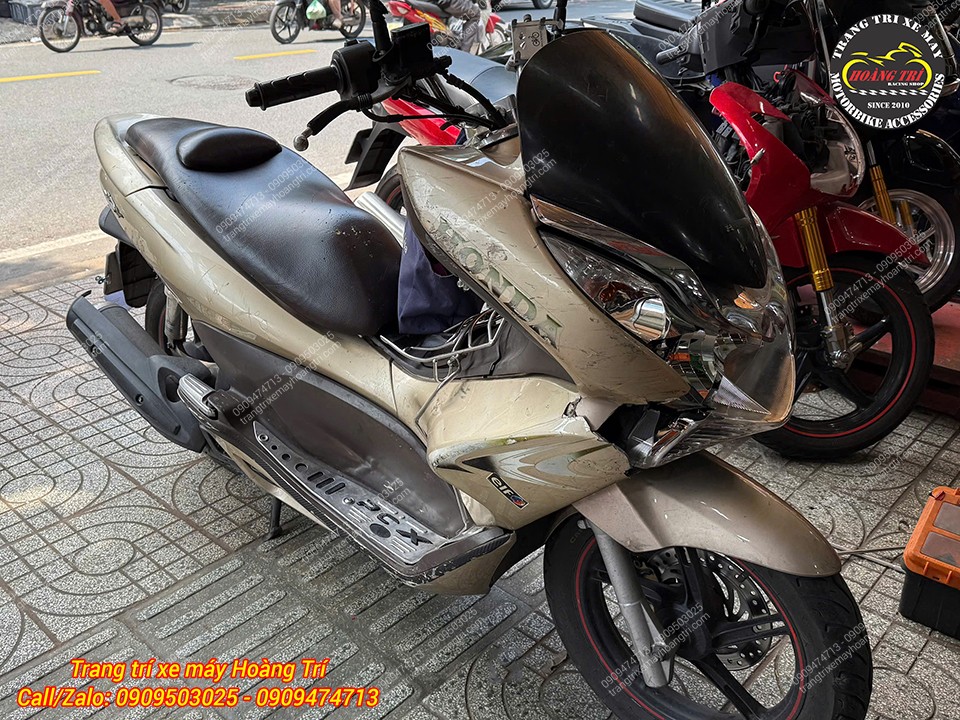 Toàn cảnh PCX 2010-2012 trước khi thay đèn pha chính hãng, chuẩn bị phục hồi dàn đầu