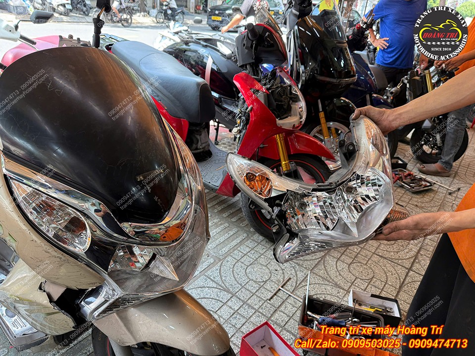 Cụm đèn pha chính hãng PCX 2010-2012 được thay mới, giúp dàn đầu lấy lại diện mạo