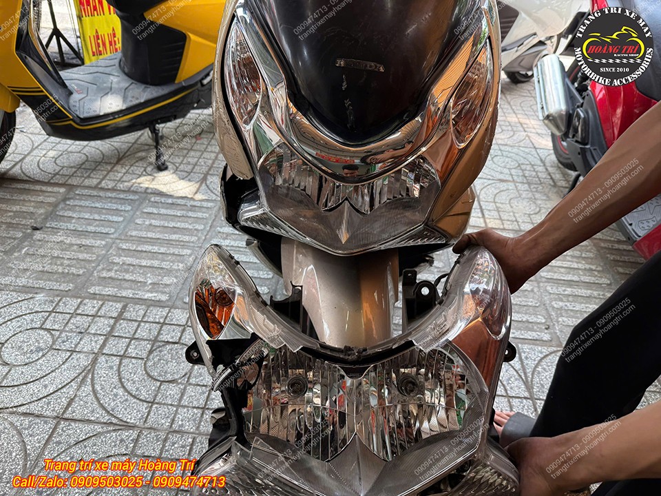 Đặt cụm đèn pha mới cạnh bộ đèn cũ PCX 2010-2012 để thấy rõ sự khác biệt