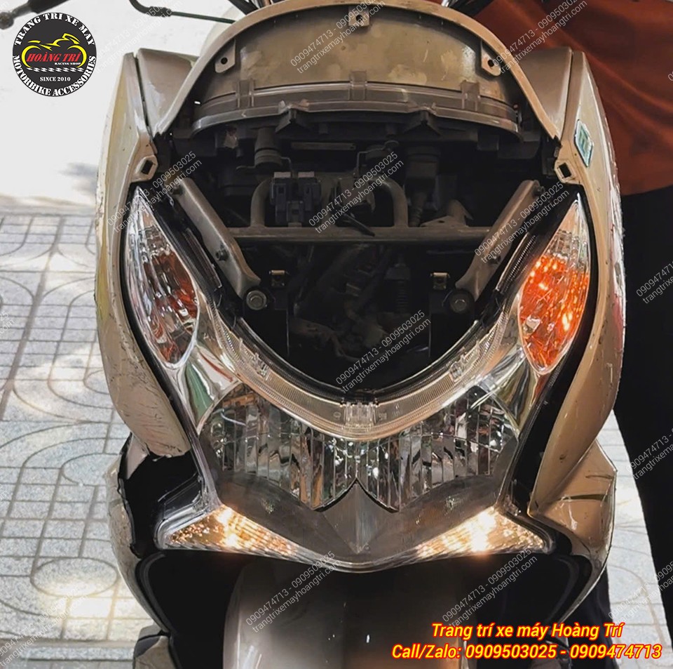 Đèn pha chính hãng hoàn thiện trên PCX 2010-2012, giúp phần đầu xe trở lại liền lạc