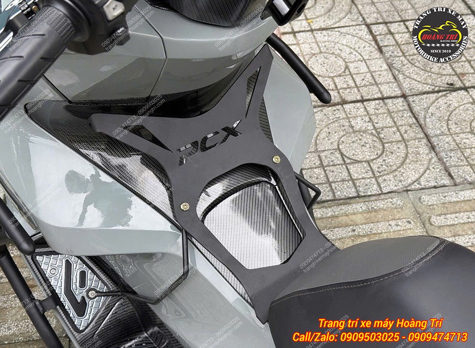 Ốp trang trí PCX 160 hoàn thiện sơn carbon, làm nổi bật khu vực giữa thân xe
