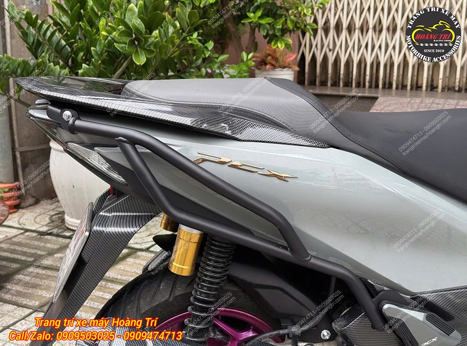 Khung chống đổ HTR đen chạy dọc thân PCX 160, hỗ trợ bảo vệ hai bên hông