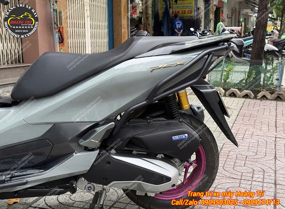 Góc nhìn nghiêng phía sau PCX 160 nổi bật với khung HTR, dè con và ốp carbon