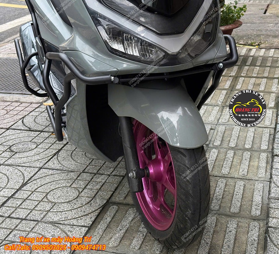 Khung chống đổ HTR bảo vệ phần đầu PCX 160, phối cùng bộ mâm hồng nổi bật
