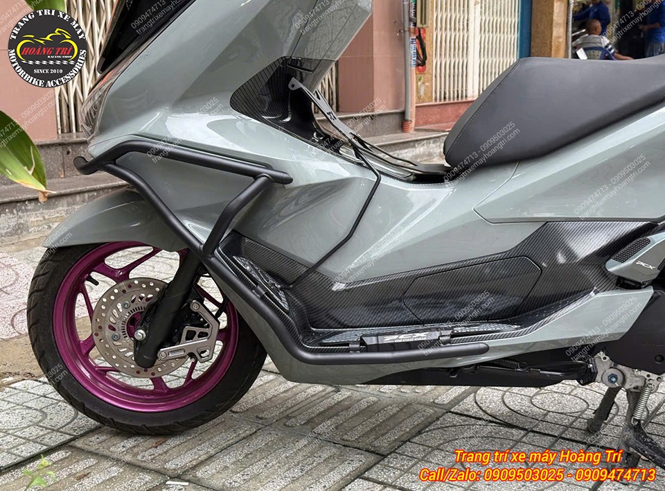 Hông trái PCX 160 trang bị khung HTR, thảm CNC và pát bảo vệ heo dầu