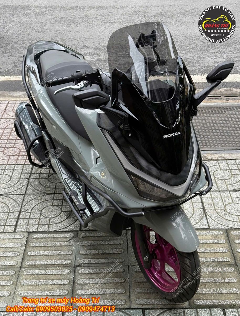 Kính chắn gió kiểu Forza 300 giúp PCX 160 thể hiện rõ hơn phong cách touring