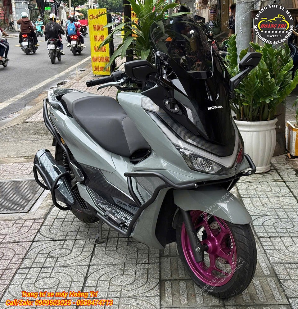 PCX 160 nâng cấp kính Forza 300, khung chống đổ cùng nhiều phụ kiện carbon