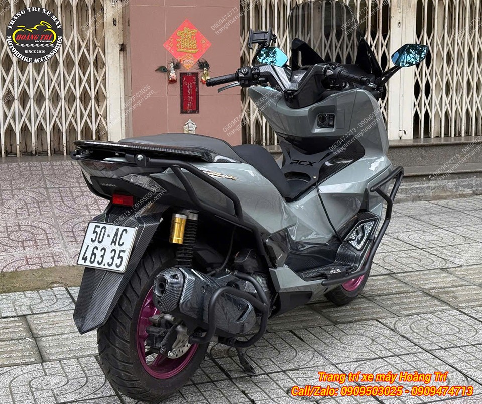 Góc nhìn từ sau PCX 160 nổi bật với khung bảo vệ pô và mâm hồng bắt mắt