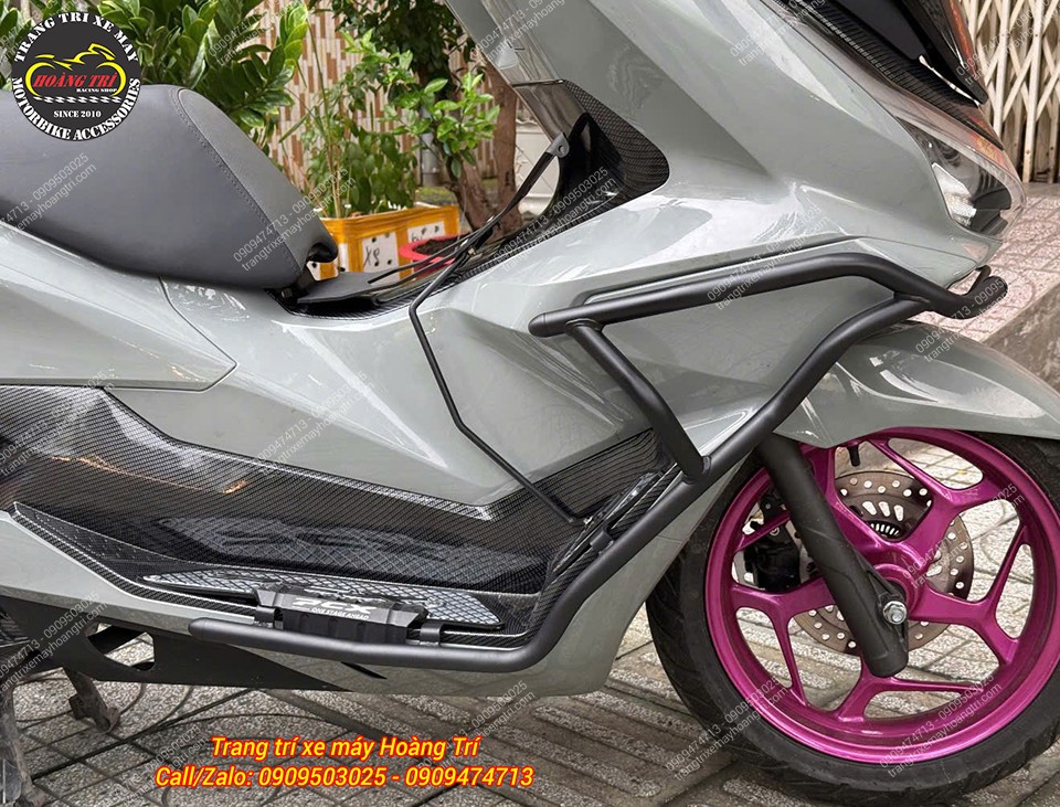 Khung chống đổ HTR phía trước ôm sát PCX 160, kết hợp bộ mâm hồng cá tính