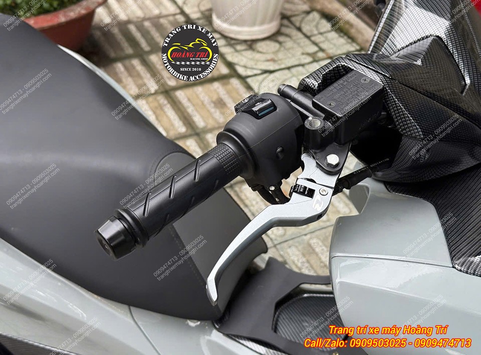 Tay thắng Racing Boy xám trên PCX 160 mang kiểu dáng thể thao, có núm chỉnh