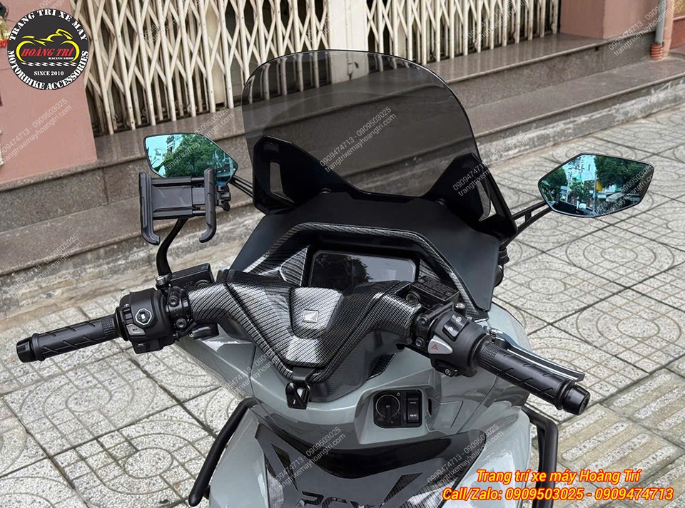 Kính gió Forza 300 màu khói trên PCX 160 phối cùng cụm tay lái carbon