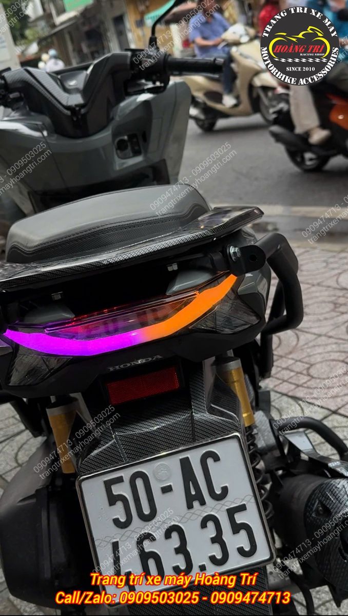 Chi tiết LED Audi i8 trên đuôi PCX 160 thể hiện dải ánh sáng chuyển sắc mềm mại
