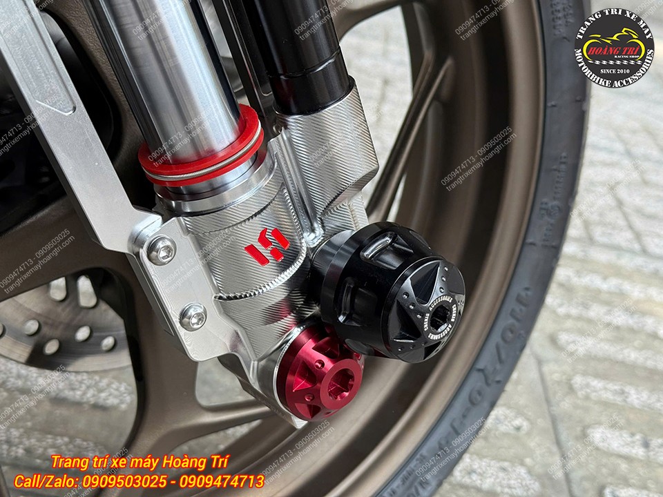 Cận cảnh phuộc Kingham Upside Down phối ba màu đen, bạc, đỏ tạo điểm nhấn nổi bật