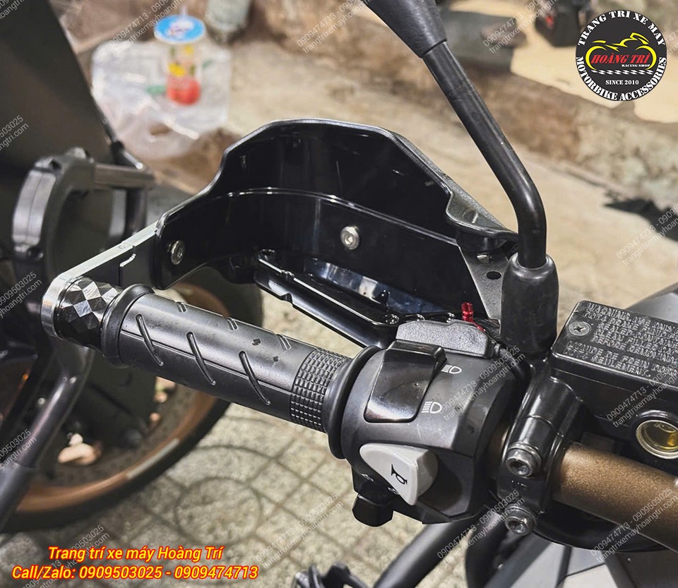 Góc nhìn bên trong cho thấy ốp bảo vệ Kewig bao quanh khu vực tay lái ADV 160