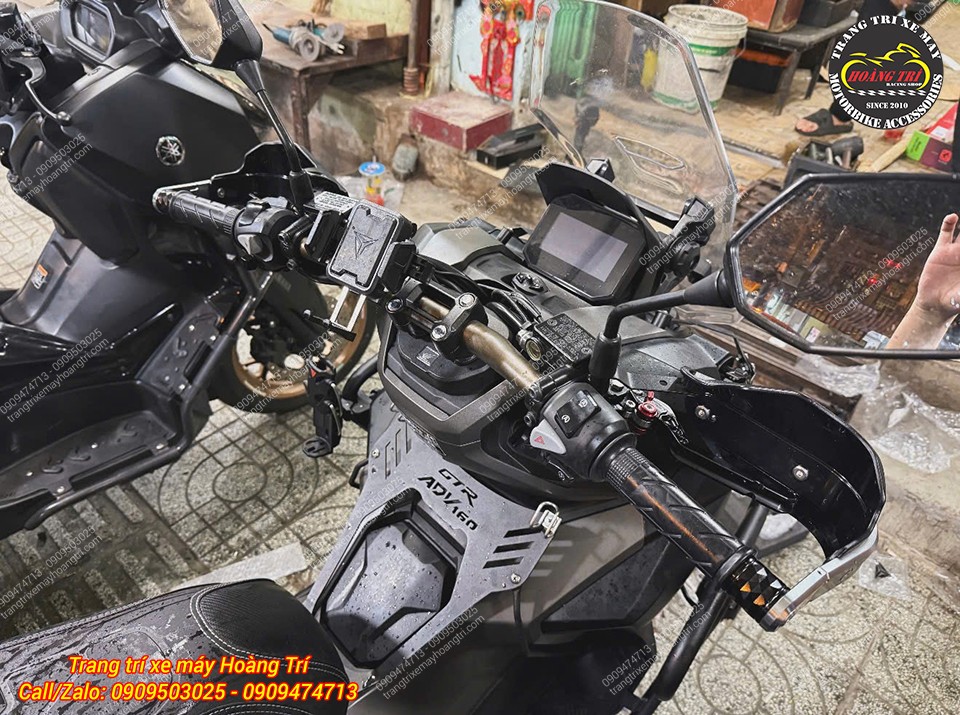 Khu vực tay lái ADV 160 sau nâng cấp thêm bảo vệ Kewig và tay thắng Biker