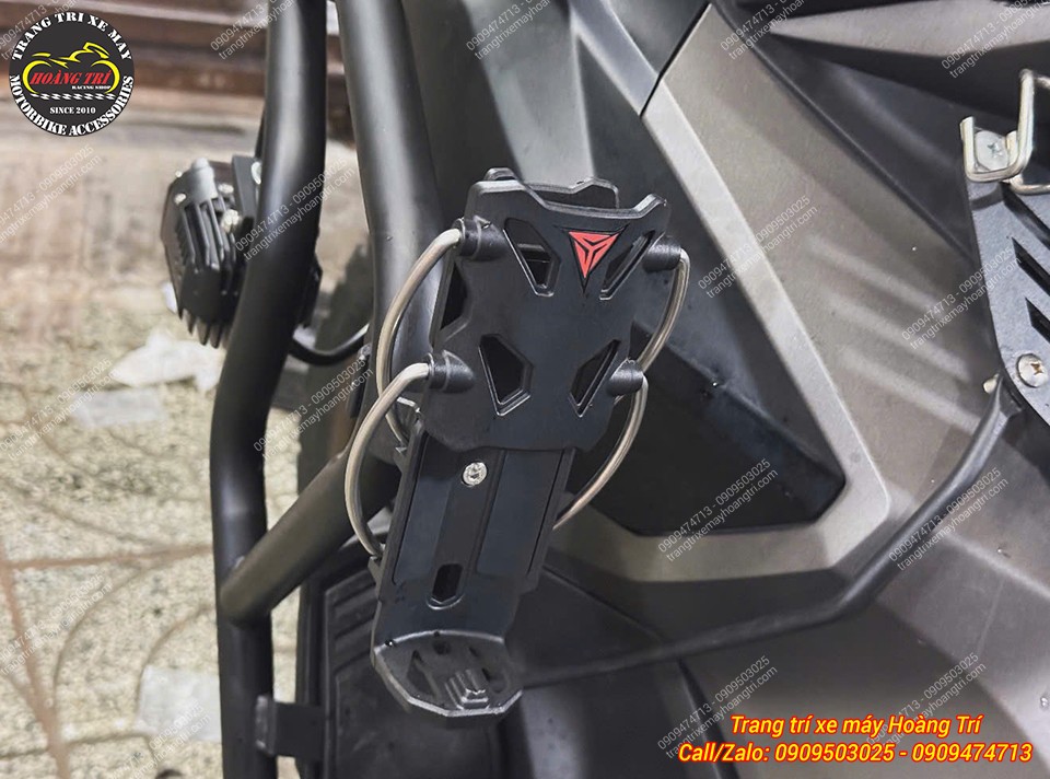 Giá đỡ chai nước MotoWolf DH1 gắn bên hông ADV 160, thuận tiện khi di chuyển