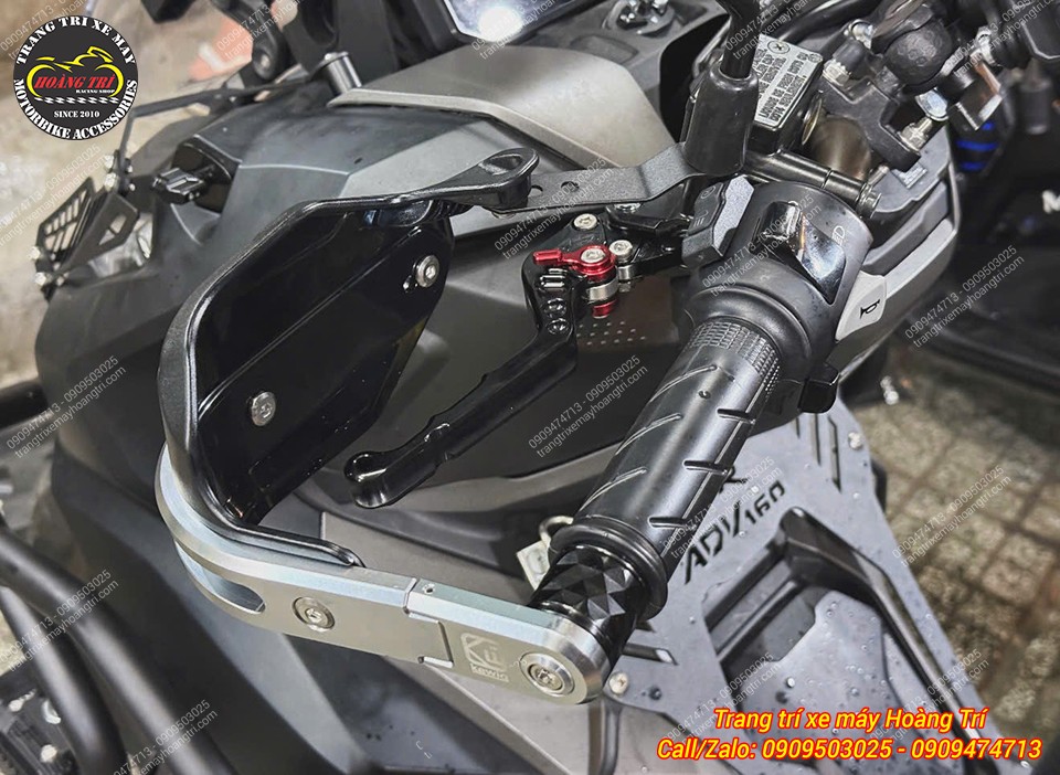 Bảo vệ tay lái Kewig kết hợp tay thắng Biker đen, hoàn thiện khu vực tay lái ADV 160