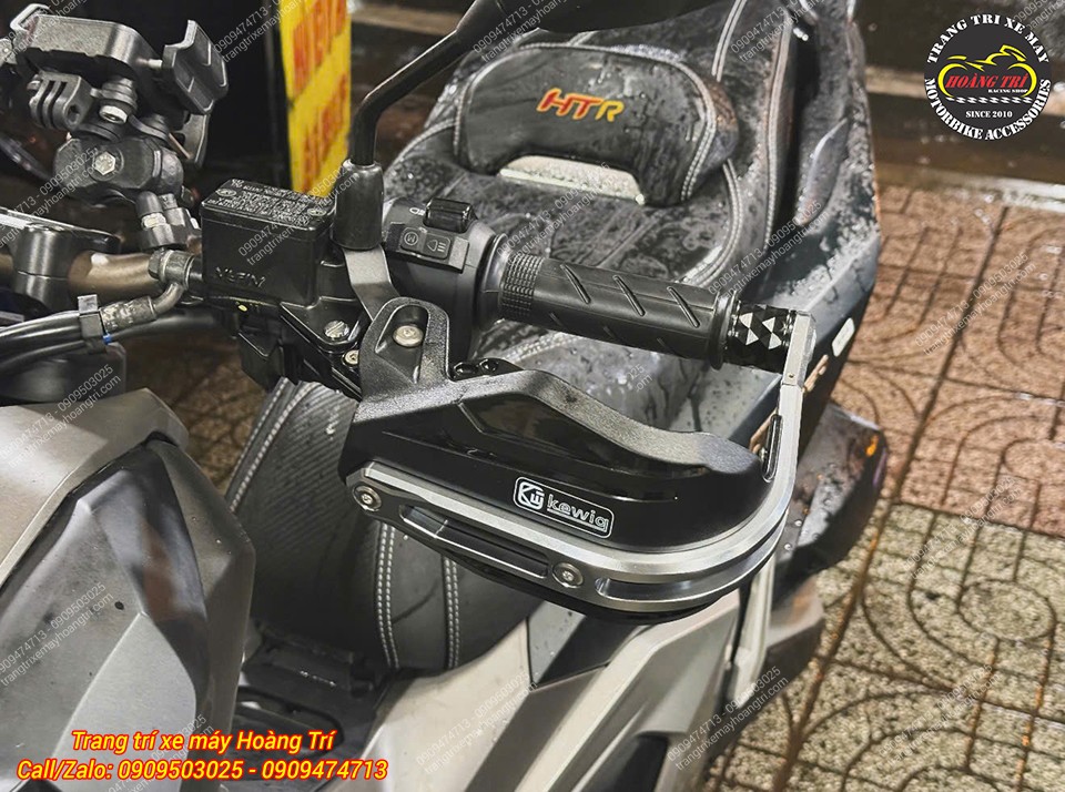 Bộ bảo vệ tay lái Kewig được lắp gọn gàng, tạo điểm nhấn hầm hố cho ADV 160